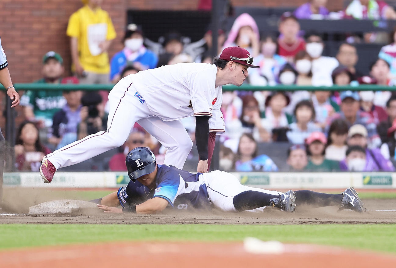 楽天対西武　5回表西武2死一塁、源田の左安打で三塁へヘッドスライディングする一塁走者蛭間（下）。三塁手伊藤裕（撮影・足立雅史）