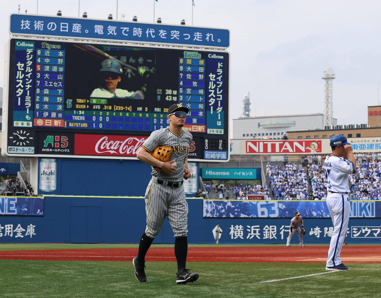 DeNA対阪神　3回裏、キャッチボールをおえベンチに戻る阪神佐藤輝（撮影・藤尾明華）