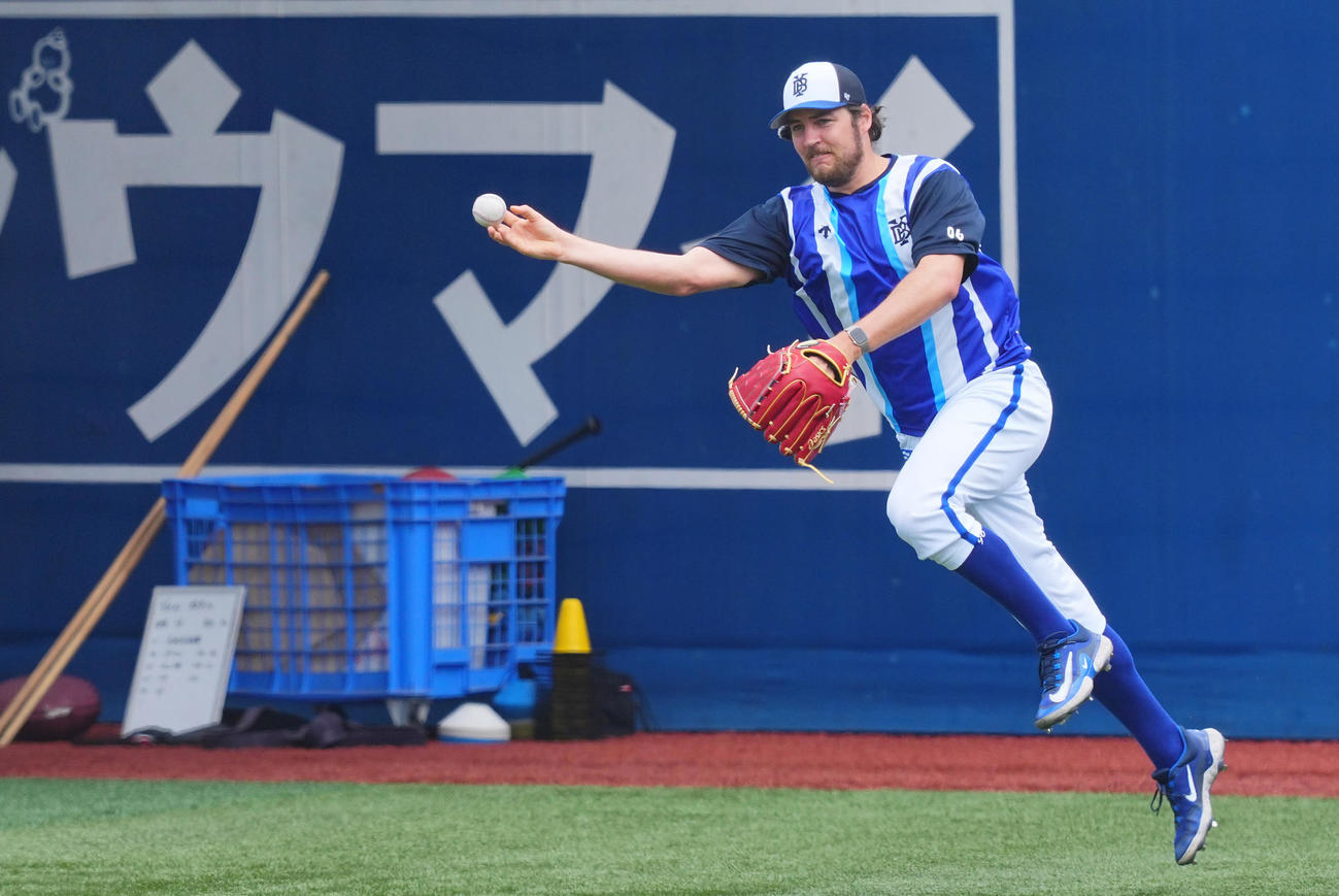 試合前練習で軽快な動きを見せるDeNAバウアー（撮影・垰建太）