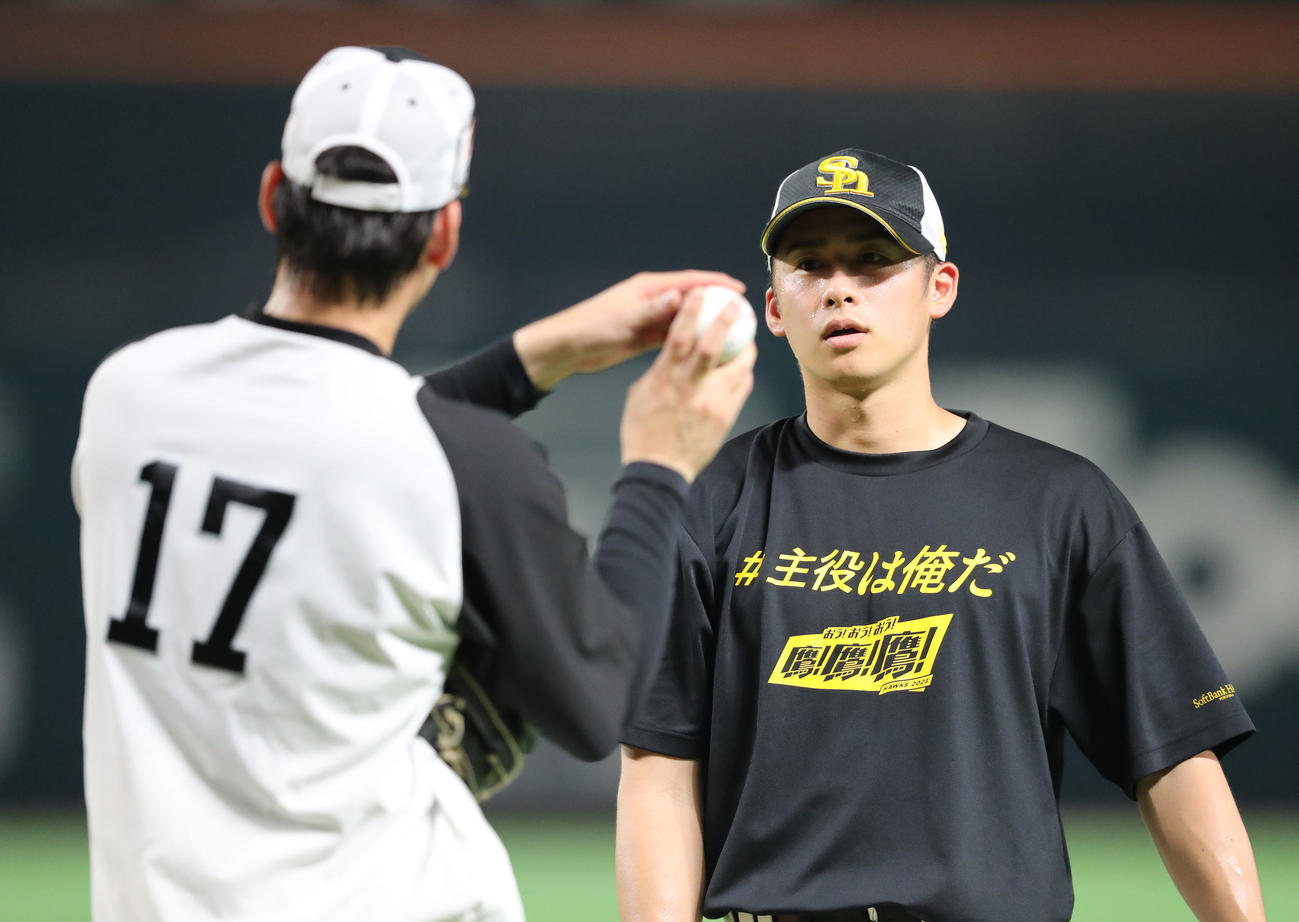 練習後、球の握りについて話をする有原（手前）と板東（23年6月20日撮影）