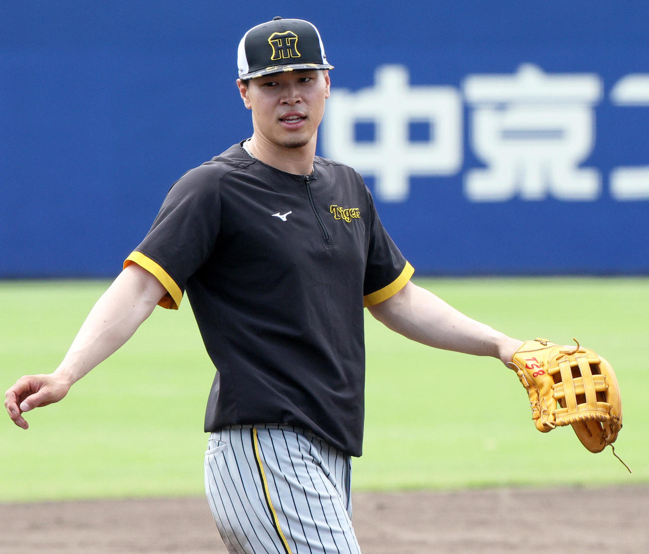 ウエスタン・リーグ中日対阪神　試合前の練習に励む阪神佐藤輝（撮影・上山淳一）