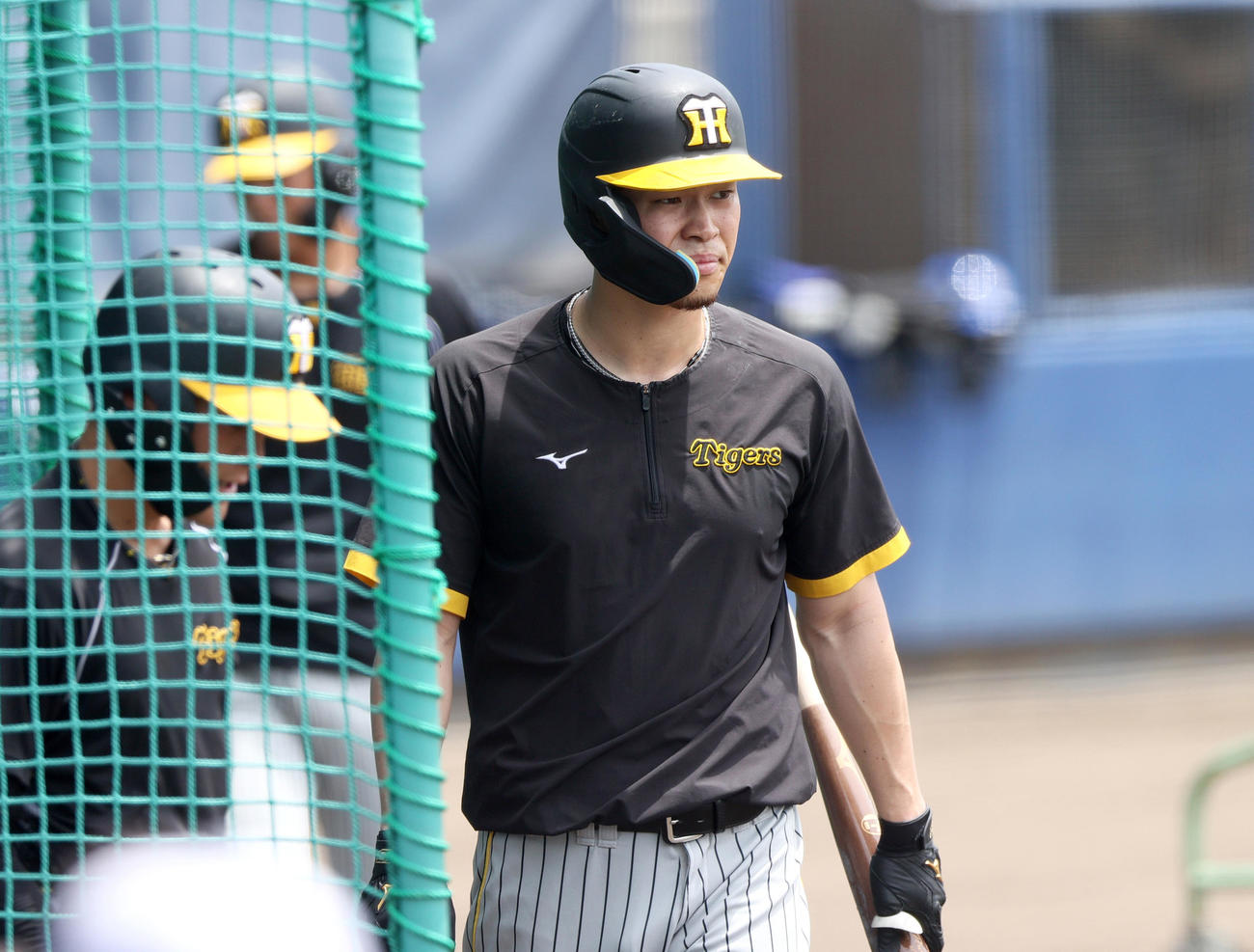 ウエスタン・リーグ中日対阪神　試合前の練習でフリー打撃を終えた阪神佐藤輝（撮影・上山淳一）