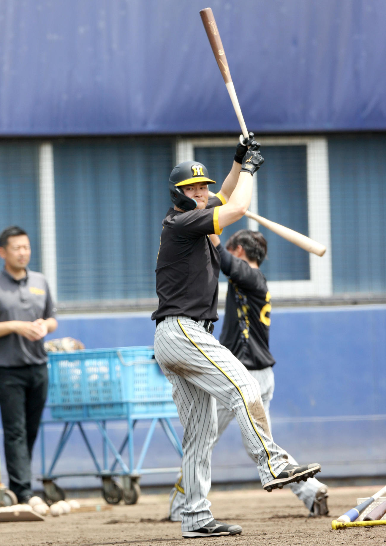 ウエスタン・リーグ中日対阪神　試合前の練習に励む阪神佐藤輝（撮影・上山淳一）
