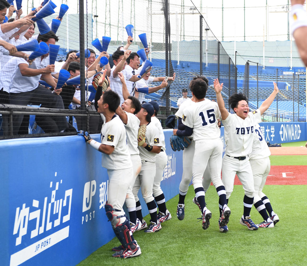 駒大を破り1部昇格を決めた東洋大ナインは応援席の部員と喜び合う（撮影・柴田隆二）