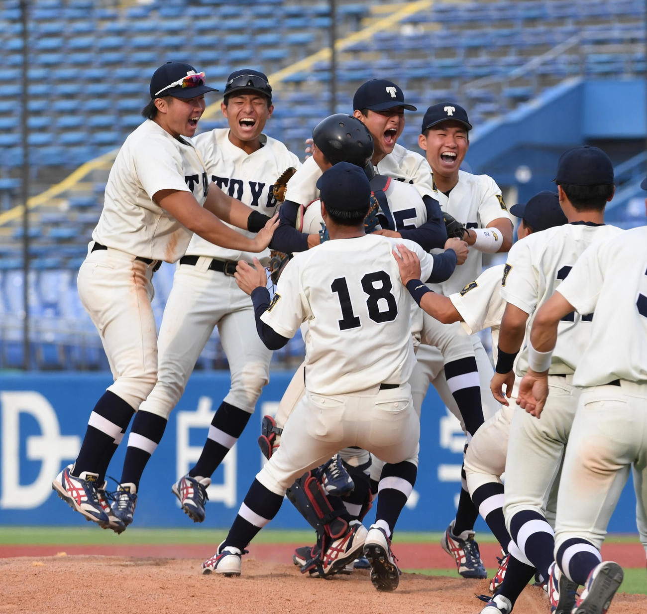 駒大を破り1部昇格を決めた東洋大ナインは喜びを爆発させる（撮影・柴田隆二）