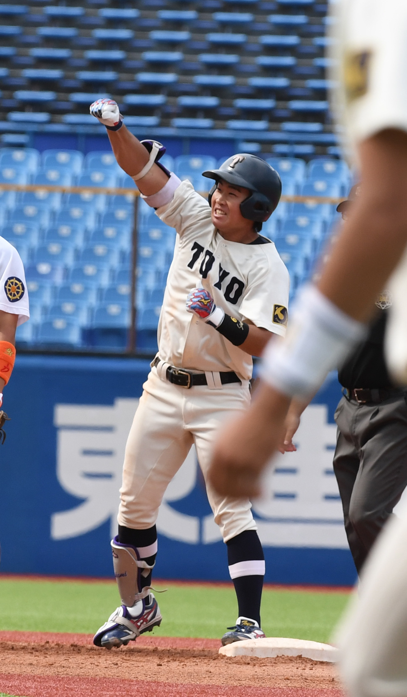 東洋大対駒大　3回表東洋大2死二塁、石上泰は左前に適時打を放ちガッツポーズする（撮影・柴田隆二）