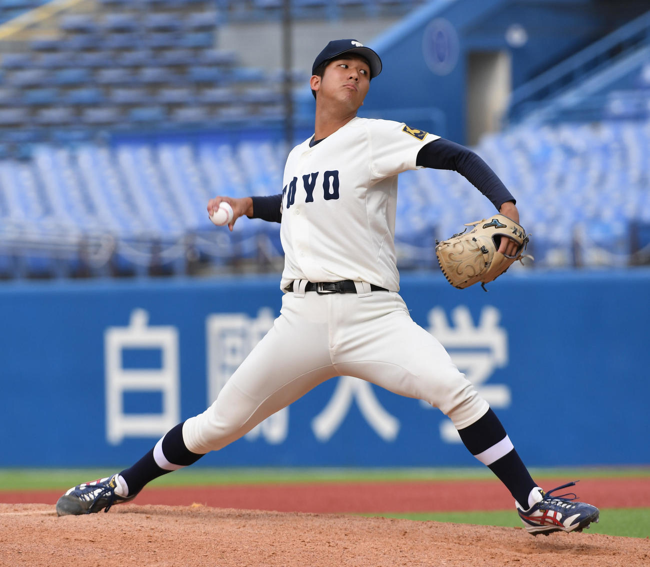 東洋大対駒大、7回途中から登板した東洋大・島田（撮影・柴田隆二）