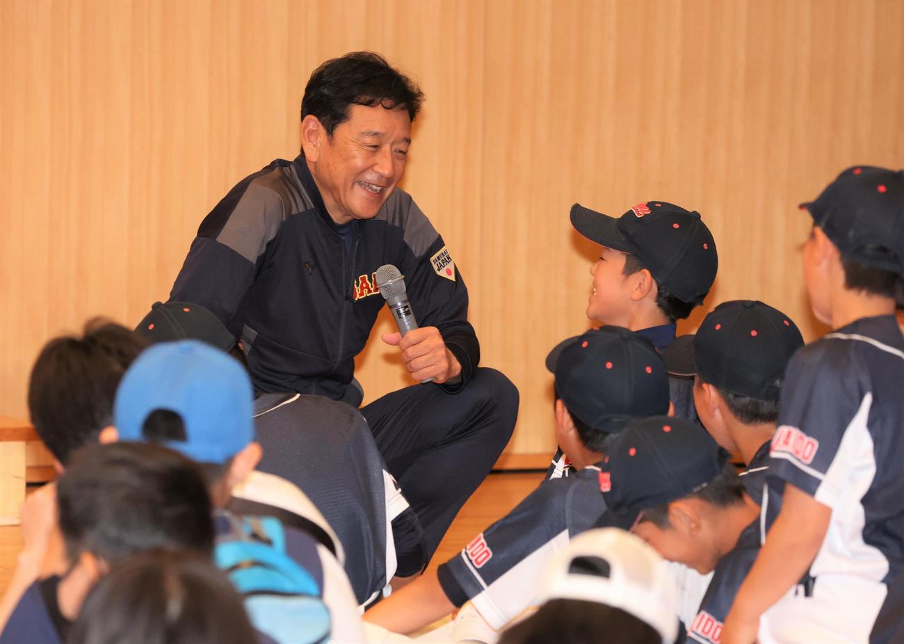 侍ジャパン栗山英樹前監督の「栗山監督優勝パレード」の前に地元の子どもたちを招きトークイベントが行われた（撮影・黒川智章）