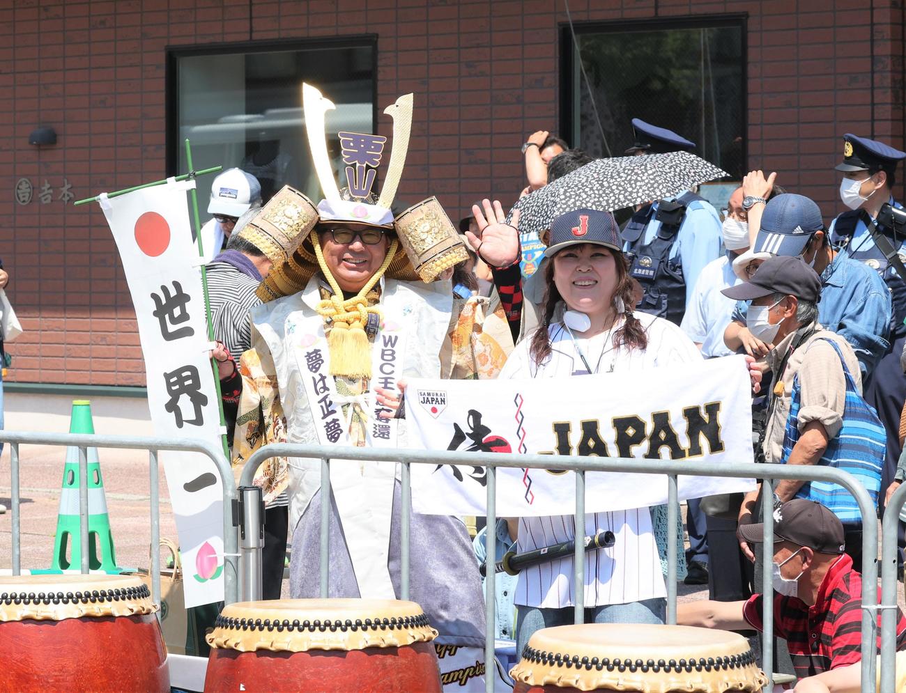 「栗山監督優勝パレード」に駆けつけた観衆（撮影・黒川智章）