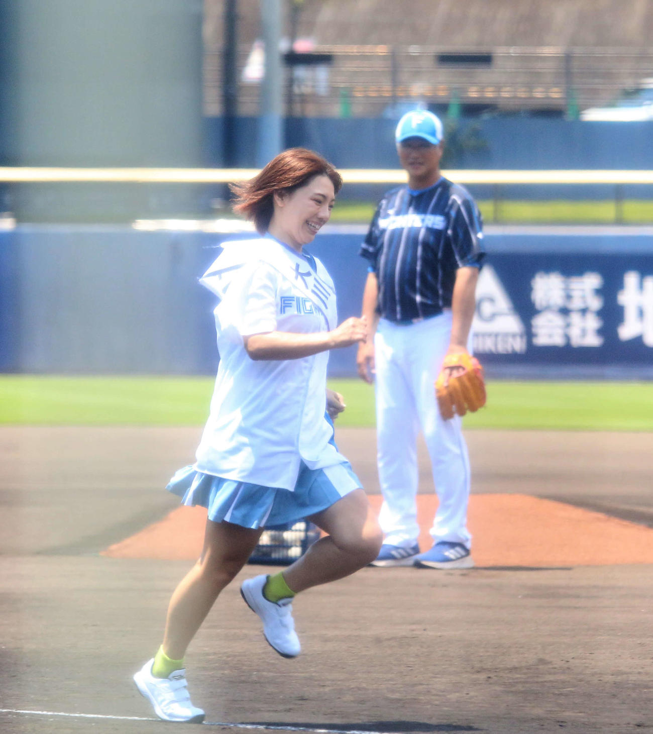 日本ハム対DeNA　始打式で日本ハム木田優夫2軍監督から遊撃後方への“ランニングホームラン”で全力疾走する「チャスガール。」の大川成美（撮影・木下大輔）