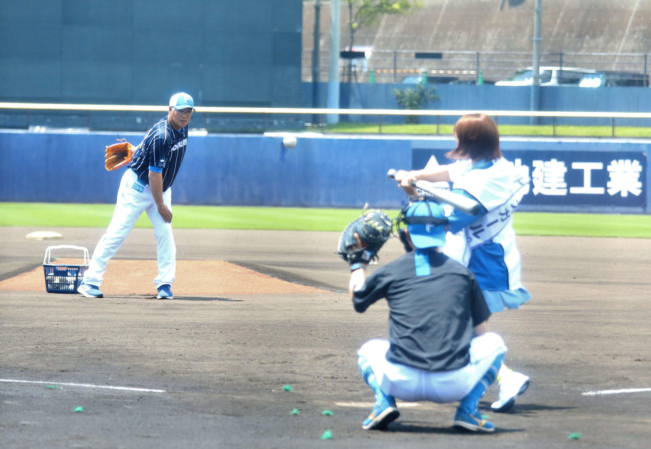 日本ハム対DeNA　始打式で投手役を務めた日本ハム木田優夫2軍監督と「チャスガール。」の大川成美（撮影・木下大輔）