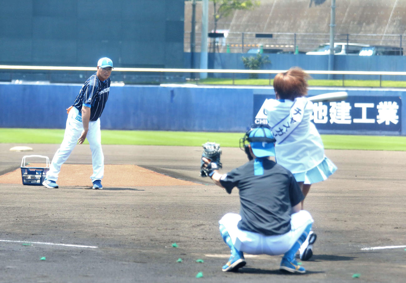 日本ハム対DeNA　始打式で投手役を務めた日本ハム木田優夫2軍監督と「チャスガール。」の大川成美（撮影・木下大輔）