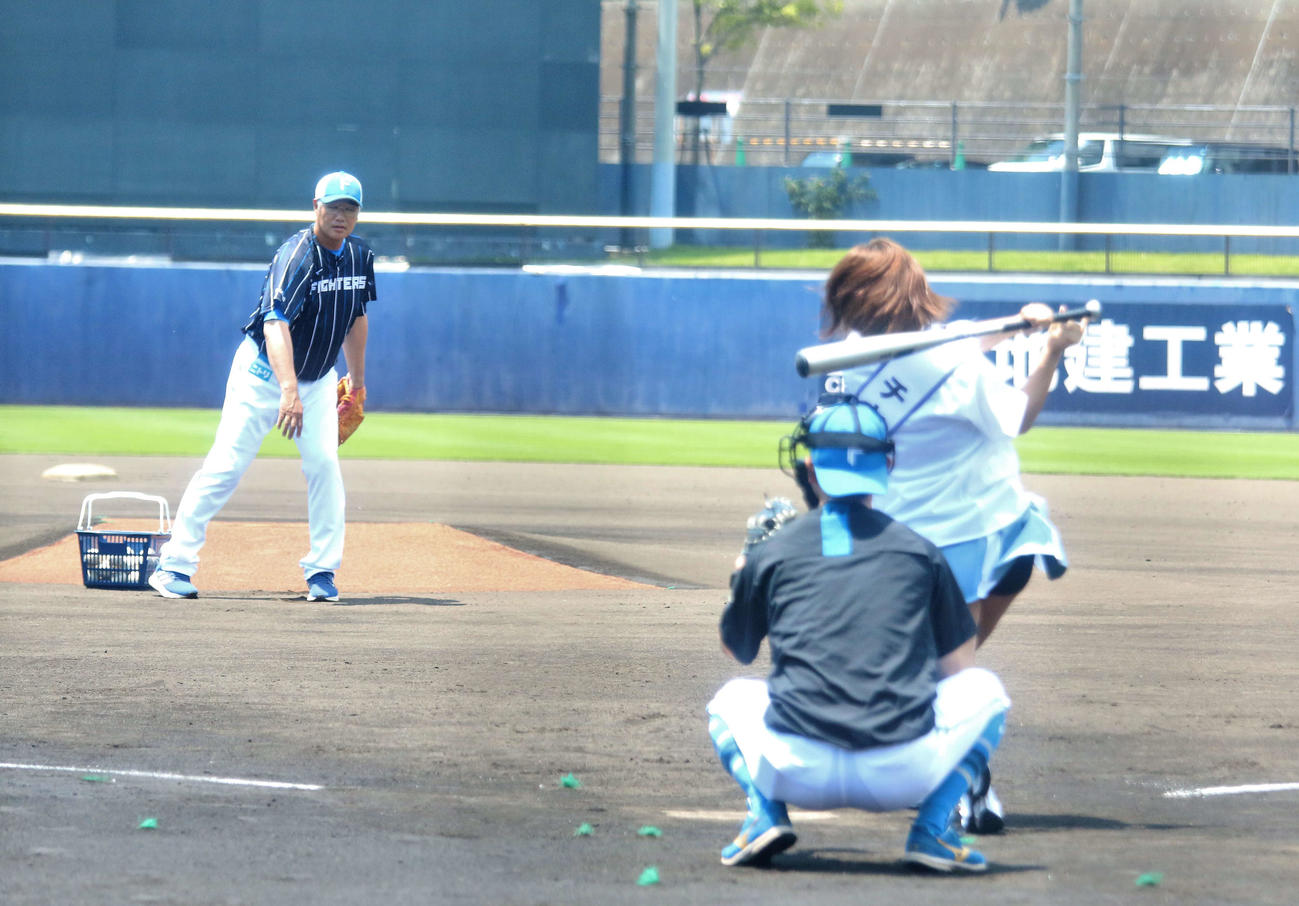 日本ハム対DeNA　始打式で投手役を務めた日本ハム木田優夫2軍監督と「チャスガール。」の大川成美（撮影・木下大輔）