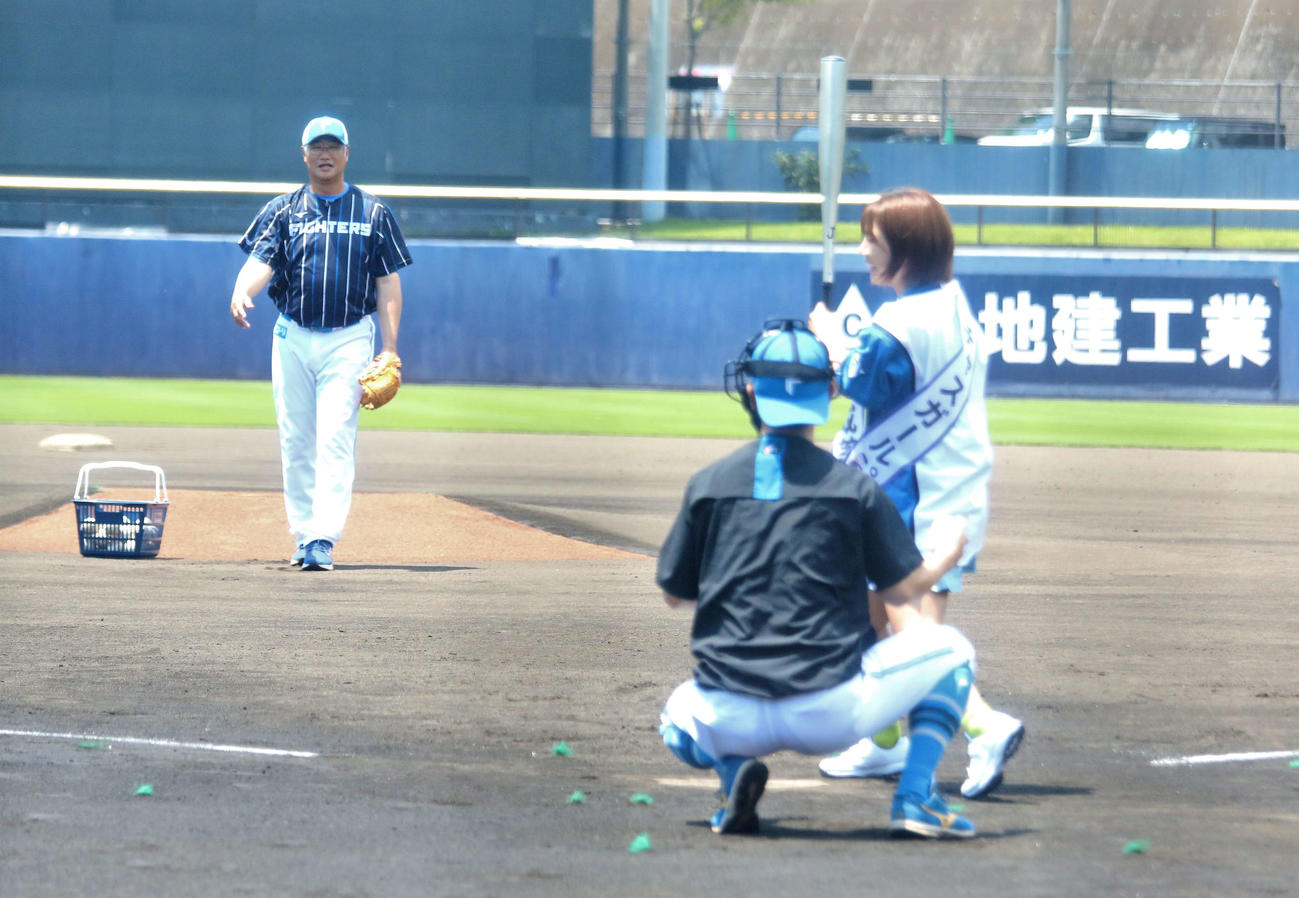 日本ハム対DeNA　始打式で投手役を務めた日本ハム木田優夫2軍監督と「チャスガール。」の大川成美（撮影・木下大輔）
