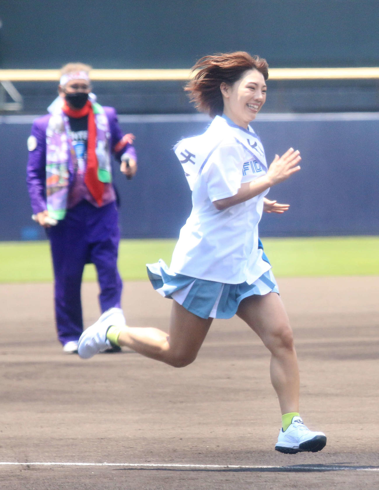 日本ハム対DeNA　始打式で日本ハム木田優夫2軍監督から遊撃後方への“ランニングホームラン”で全力疾走する「チャスガール。」の大川成美（撮影・木下大輔）