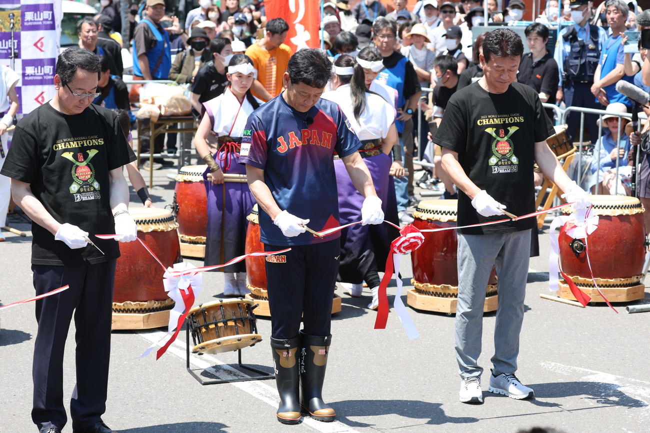 「栗山監督優勝パレード」でテープカットする侍ジャパン栗山英樹前監督（中央）（撮影・黒川智章）