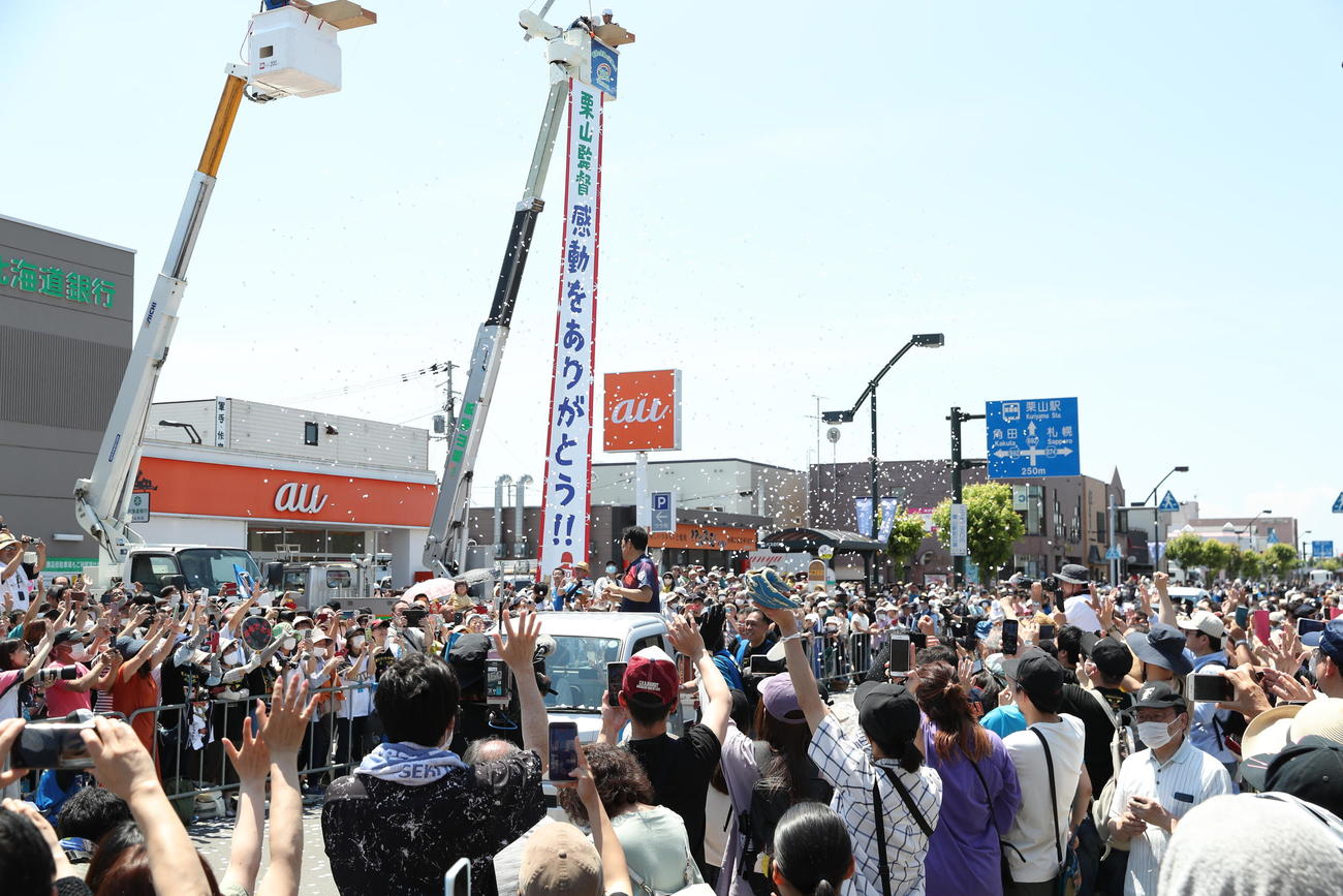 侍ジャパン栗山英樹前監督の優勝パレードが行われたくりやま駅前商店街（撮影・佐藤翔太）
