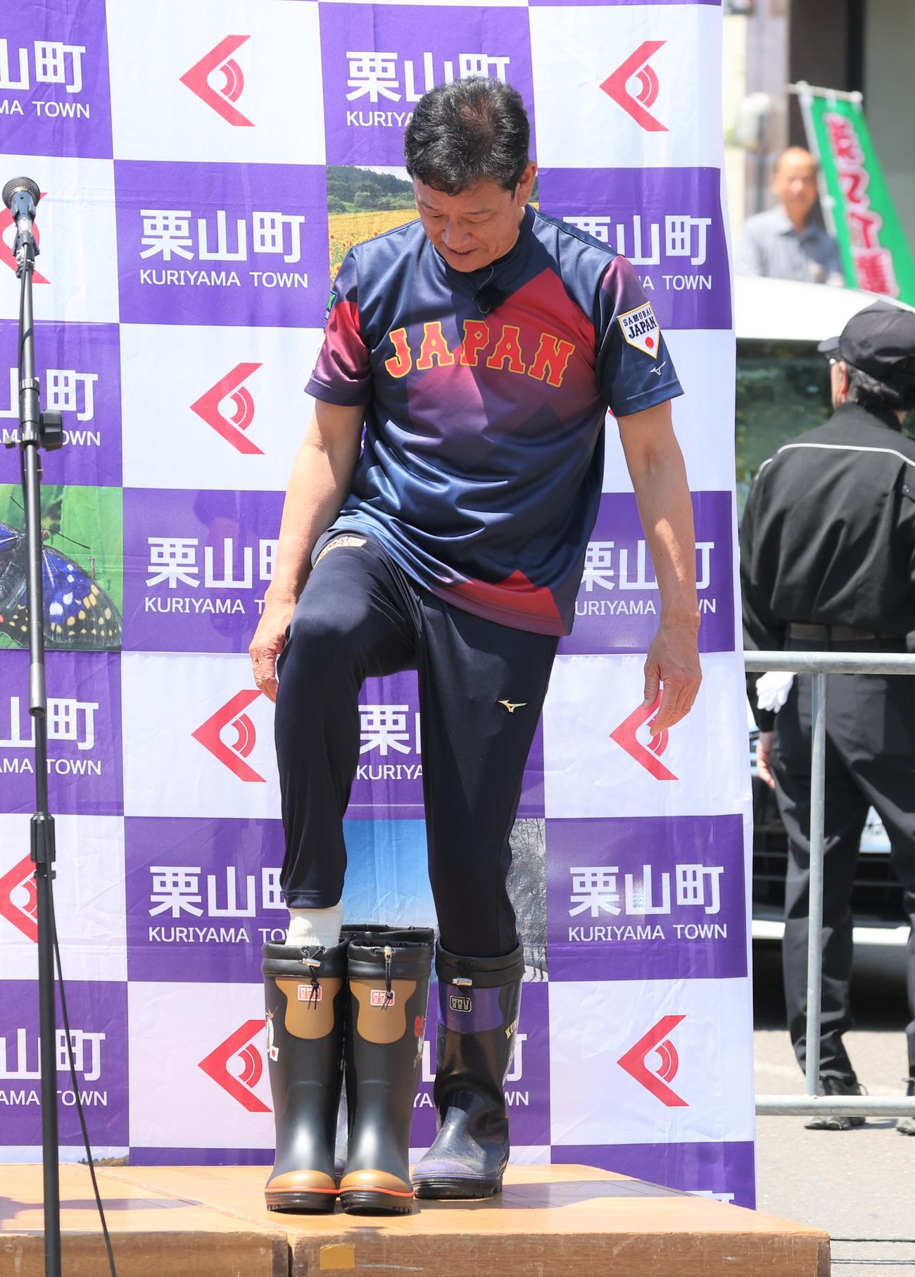 WBC優勝を記念した長靴を贈られ履き替える侍ジャパン栗山英樹前監督（撮影・黒川智章）