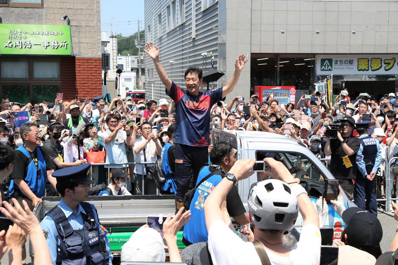 「栗山監督優勝パレード」で軽トラに乗って手を振る侍ジャパン栗山英樹前監督（撮影・黒川智章）