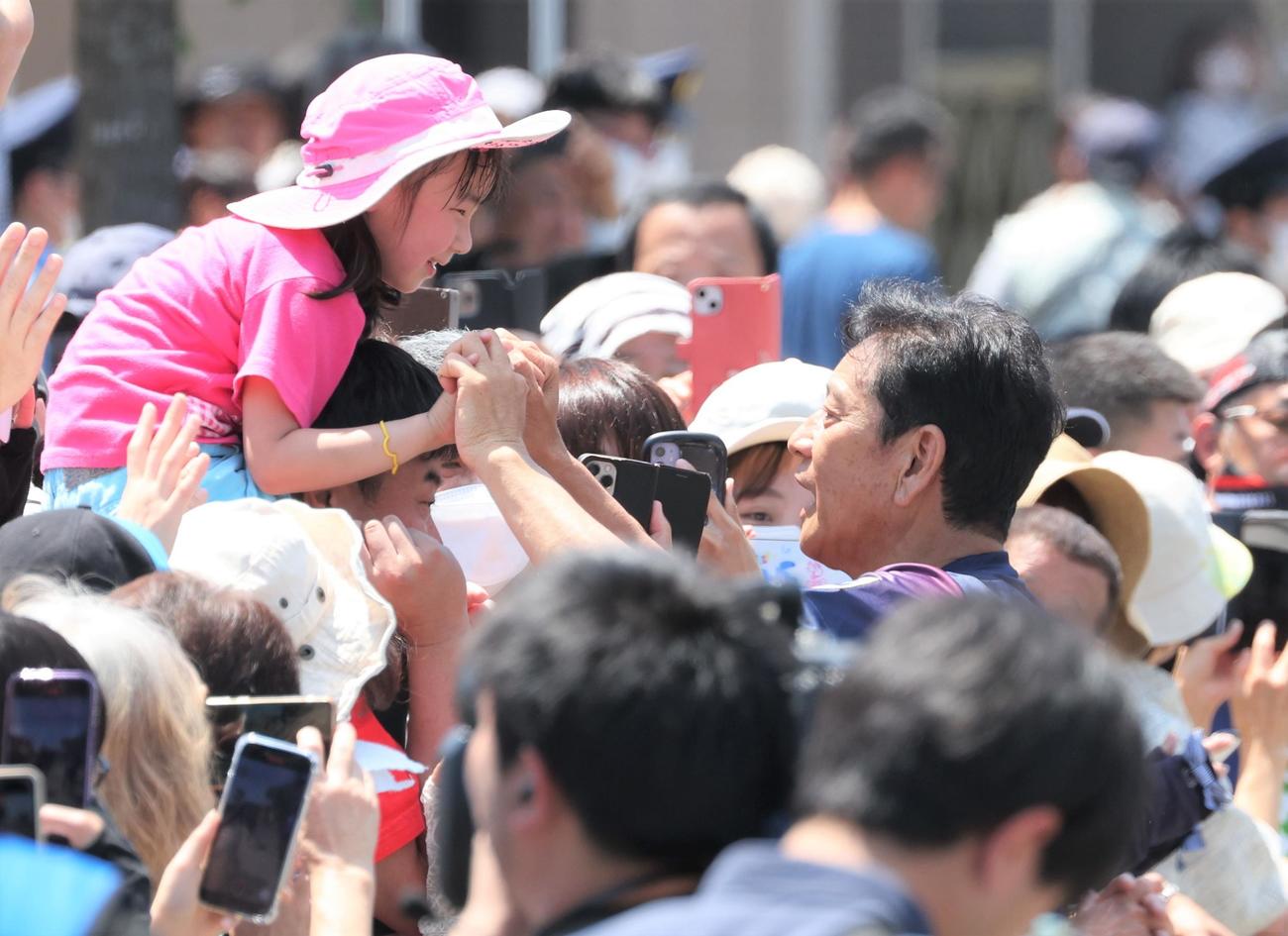 「栗山監督優勝パレード」で子どもと握手する侍ジャパン栗山英樹前監督（撮影・黒川智章）
