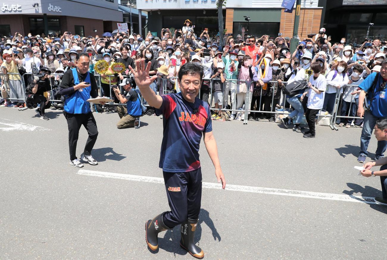 「栗山監督優勝パレード」で沿道の観衆に手を振る侍ジャパン栗山英樹前監督（撮影・黒川智章）