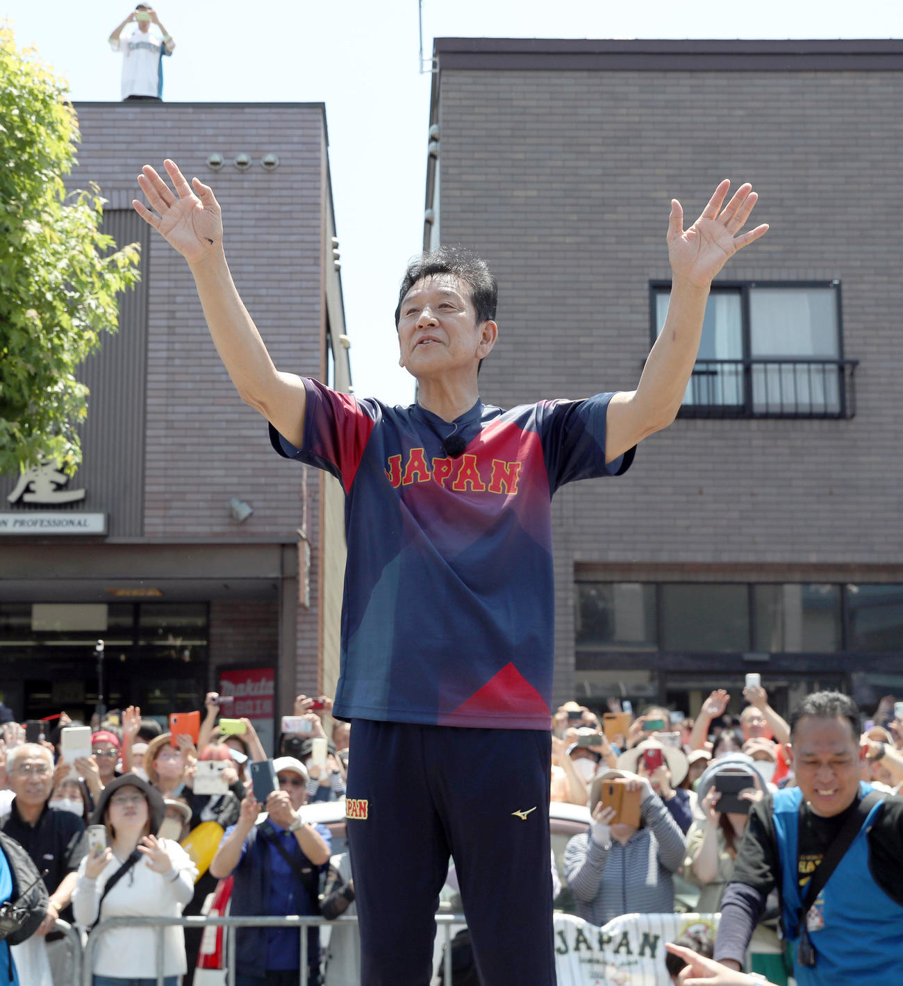 侍ジャパン栗山英樹前監督の優勝パレードが北海道・栗山町で行われ、詰めかけたファンに手を振る（撮影・佐藤翔太）
