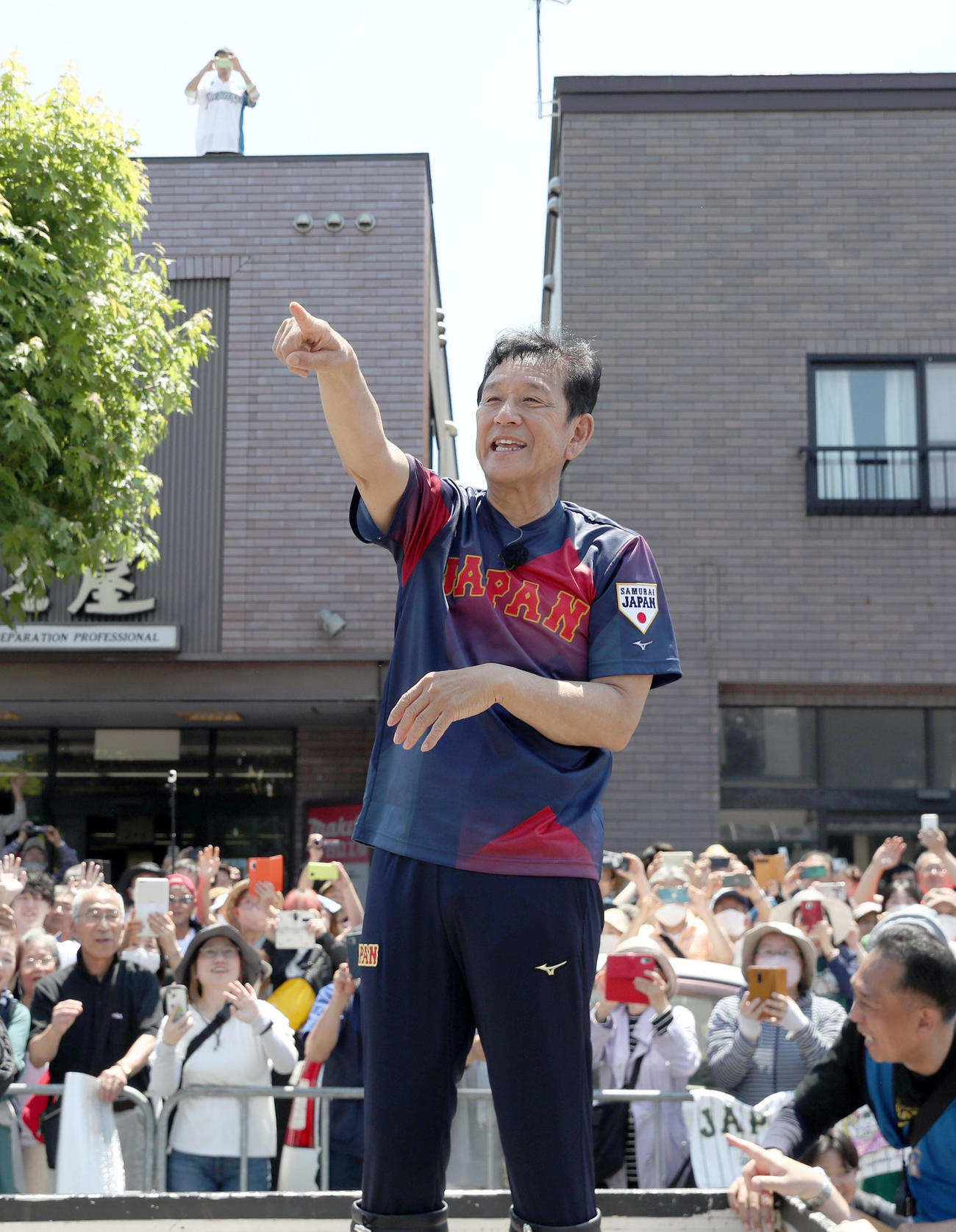 侍ジャパン栗山英樹前監督の優勝パレードが北海道・栗山町で行われ、詰めかけたファンからの声援に応える（撮影・佐藤翔太）