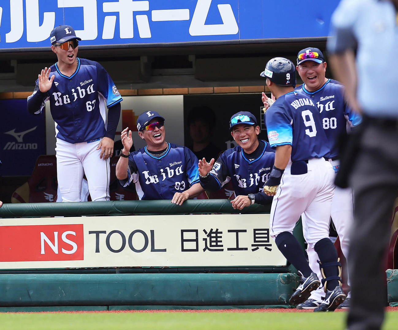 楽天対西武　2回表西武2死一、二塁、右越えにプロ初本塁打となる3点本塁打を放った蛭間（右から2人目）を笑顔で迎える松井監督（同3人目）ら（撮影・足立雅史）