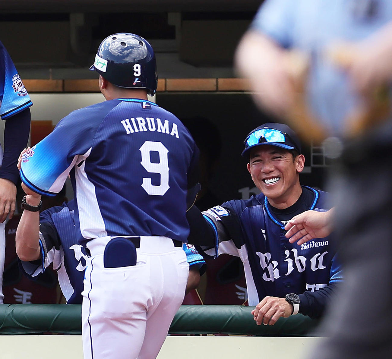 楽天対西武　2回表西武2死一、二塁、右越えにプロ初本塁打となる3点本塁打を放った蛭間（左）を笑顔で迎える松井監督（撮影・足立雅史）