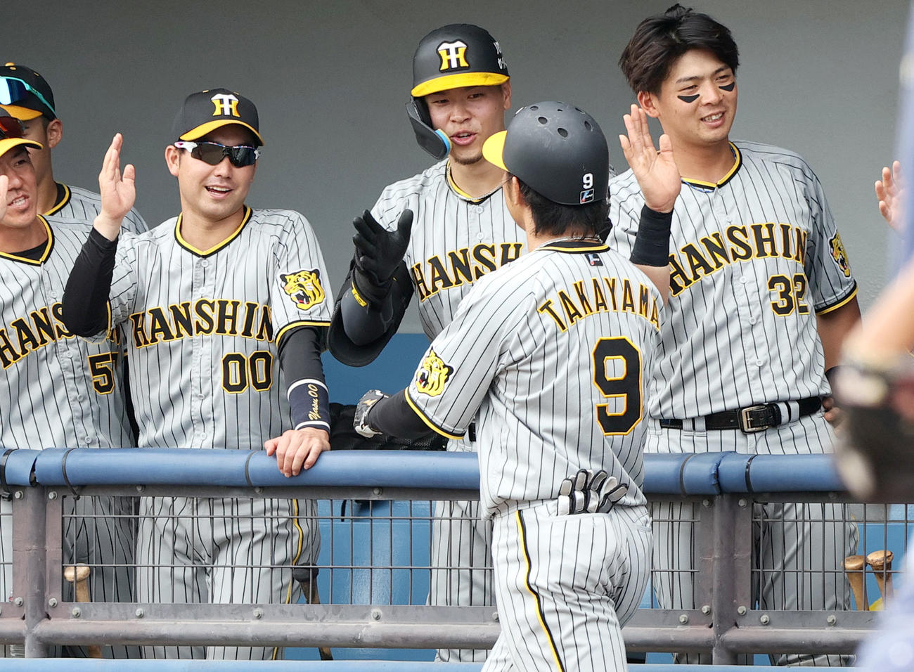 ウエスタン・リーグ中日対阪神　2回表阪神2死二塁、佐藤輝（右から3人目）は右越え2点本塁打を放った高山（手前）を出迎える（撮影・上山淳一）