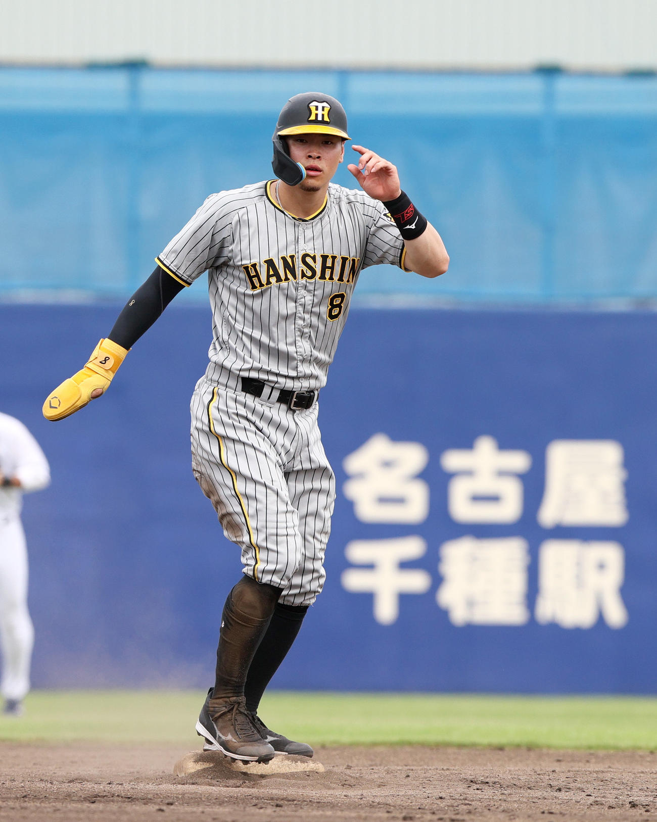 ウエスタン・リーグ中日対阪神　8回表、遊撃内野安打を放った佐藤輝（撮影・上山淳一）