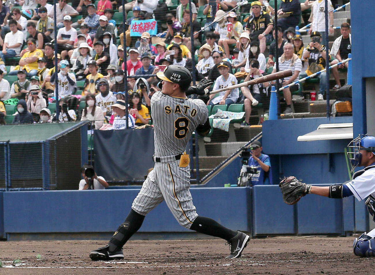 ウエスタン・リーグ中日対阪神　2回表阪神無死、中越え三塁打を放つ佐藤輝（撮影・上山淳一）