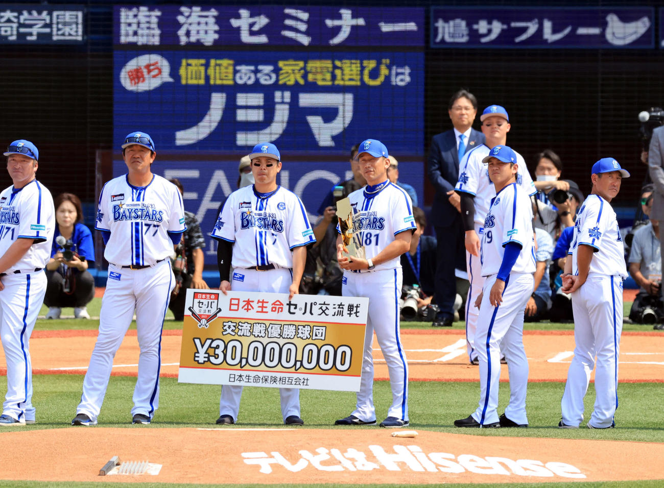 DeNA対阪神　試合前、交流戦優勝の表彰式で、ビジョンを見つめるDeNA三浦監督（中央右）ら選手たち（撮影・浅見桂子）
