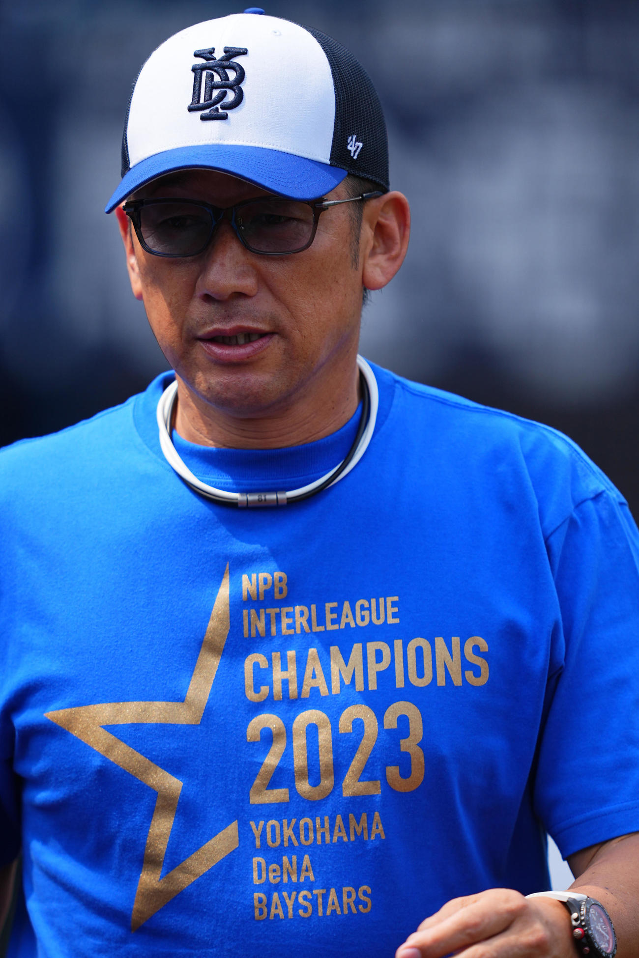 DeNA対阪神　試合前、交流戦優勝の記念シャツを着て練習を見つめるDeNA三浦監督（撮影・垰建太）