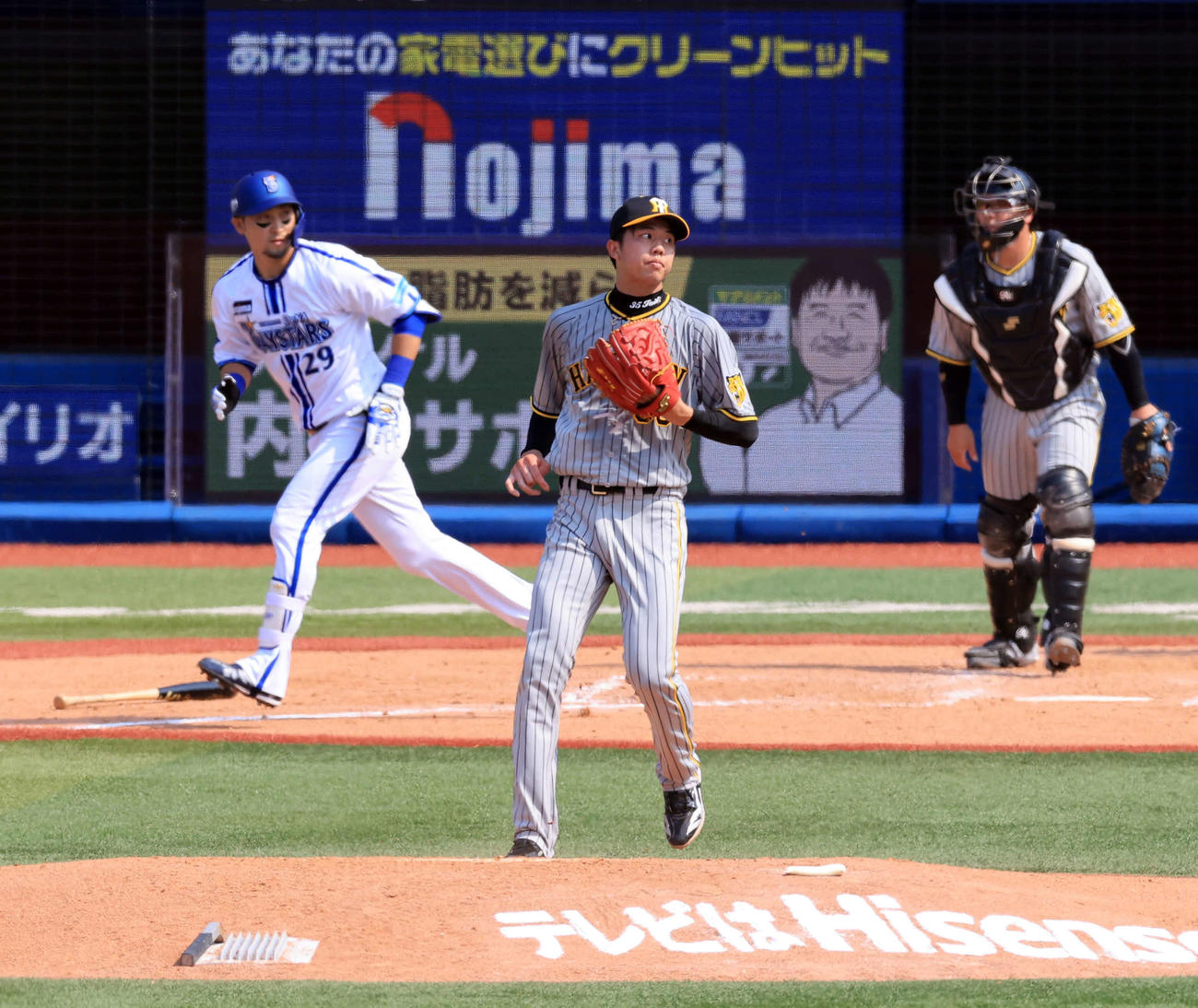 DeNA対阪神　2回裏DeNA1死満塁、伊藤に先制犠飛を許し、打球を見ながらカバーに走る才木（撮影・浅見桂子）
