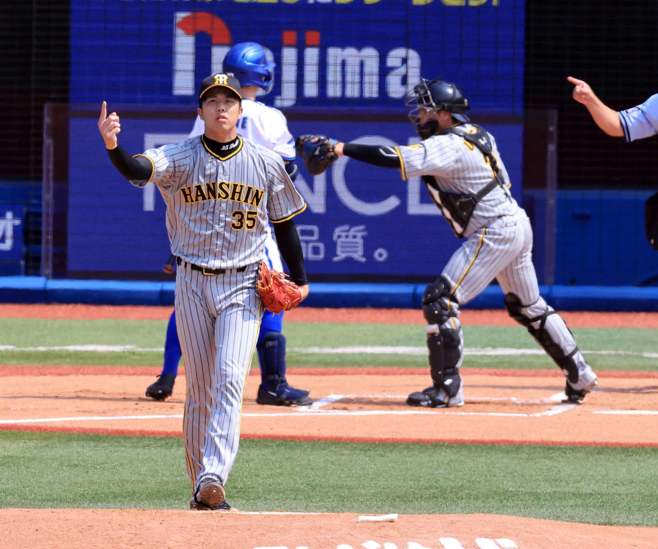 DeNA対阪神　1回裏DeNA無死、関根を空振り三振に仕留め、野手に「1」のポーズをする才木浩人（撮影・浅見桂子）