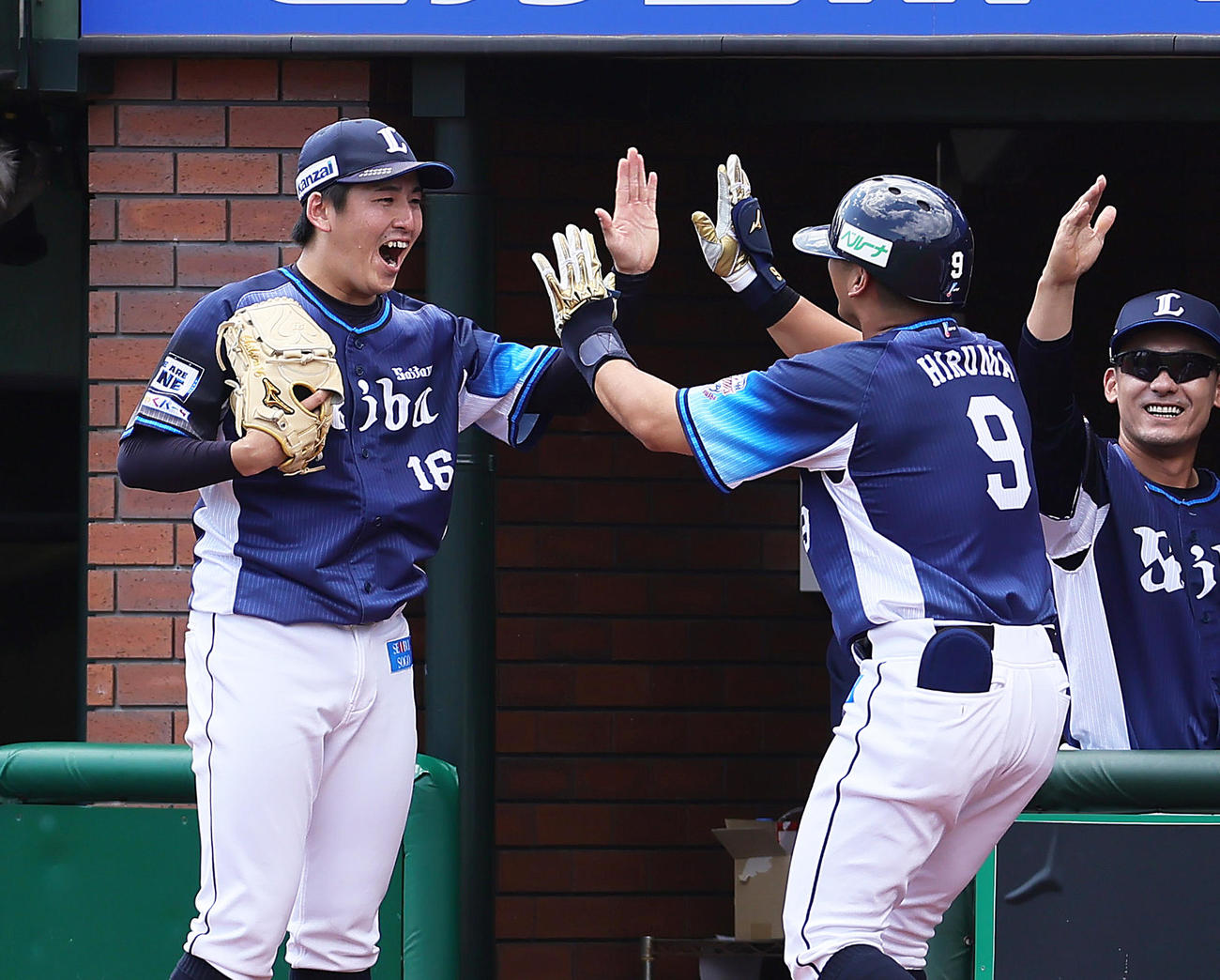 楽天対西武　2回表西武2死一、二塁、蛭間（右）は右越えにプロ初本塁打となる3点本塁打を放ち隅田とタッチを交わす（撮影・足立雅史）