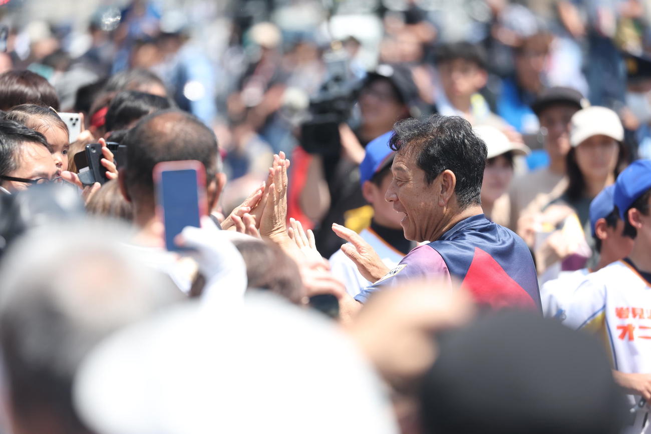 優勝パレードで詰めかけたファンにタッチやサインに応える侍ジャパン栗山英樹前監督（撮影・佐藤翔太）