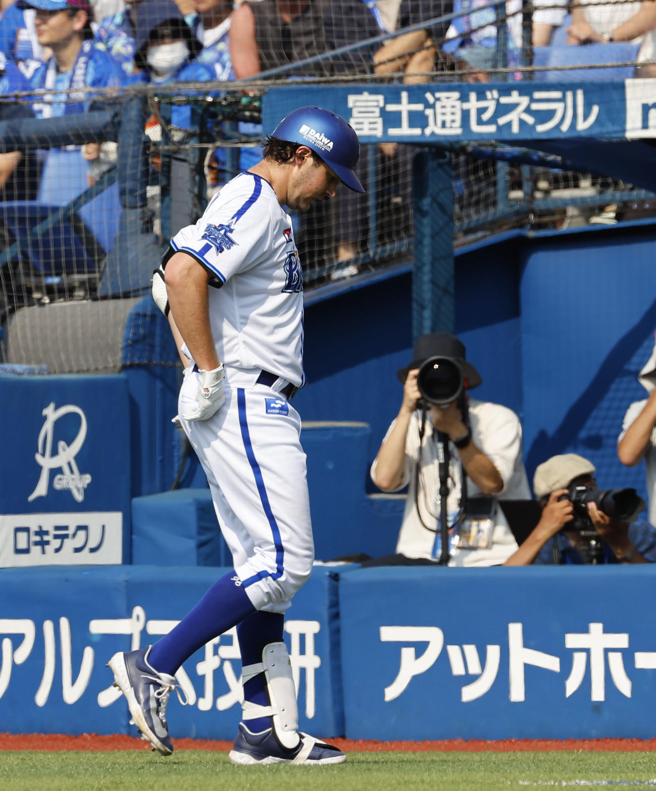 DeNA対阪神　4回裏DeNA1死一塁、投前送りバントで守備妨害でアウトになりベンチに戻るDeNAバウアー（撮影・藤尾明華）