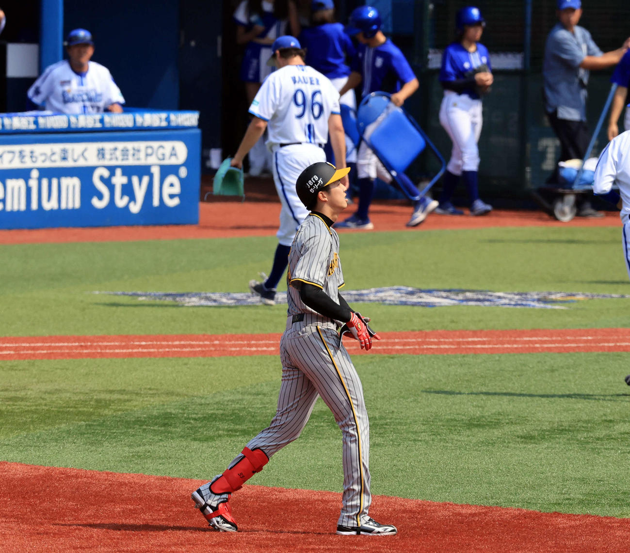 DeNA対阪神　2回表阪神2死一、二塁、才木は右飛に倒れがっくり。後方はバウアー（撮影・浅見桂子）
