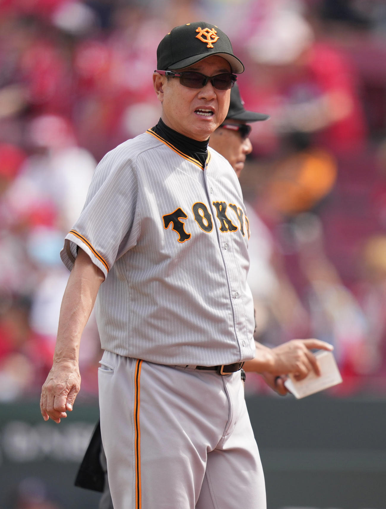 広島対巨人　7回表を終え、渋い表情の原監督（撮影・狩俣裕三）