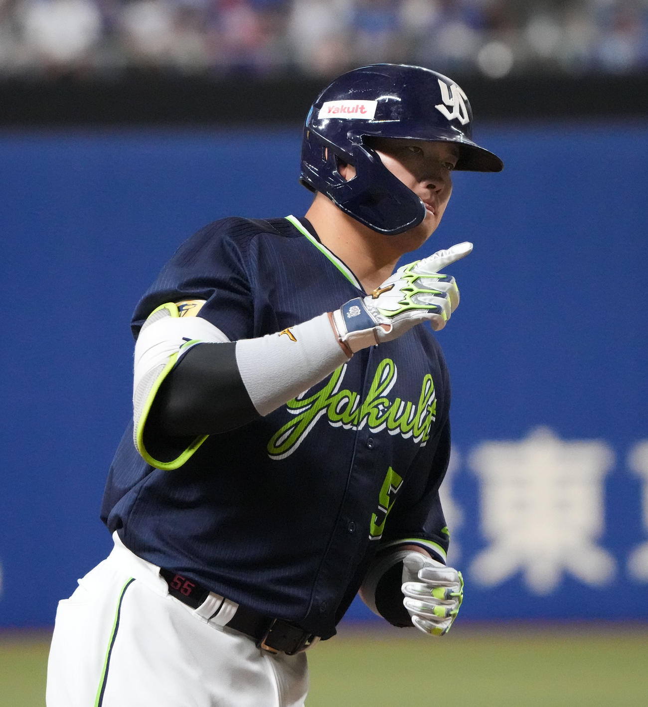 中日対ヤクルト　6回表ヤクルト無死、右越えソロ本塁打を放ちダイヤモンドをまわる村上（撮影・森本幸一）