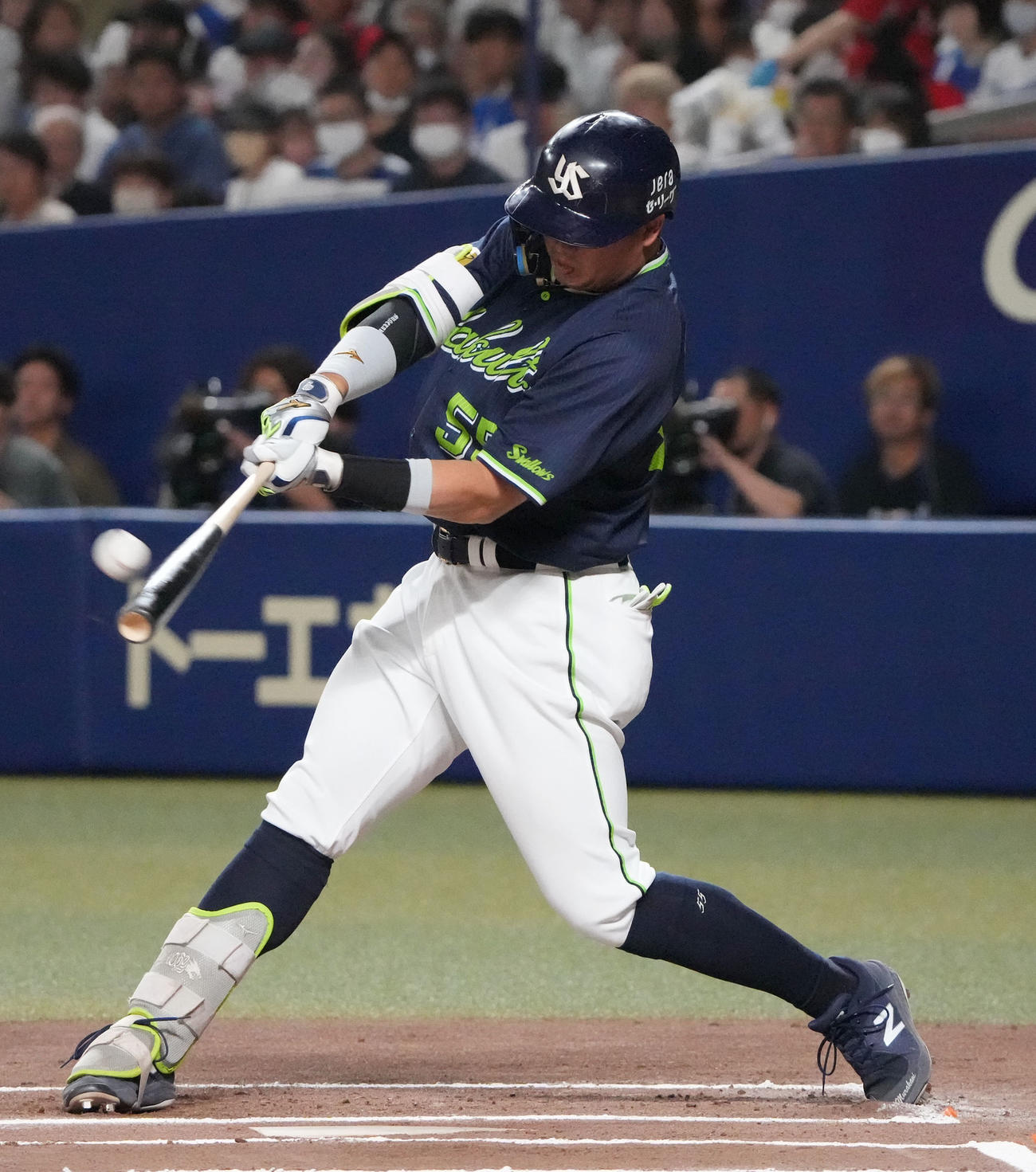 中日対ヤクルト　6回表ヤクルト無死、右越えソロ本塁打を放つ村上（撮影・森本幸一）
