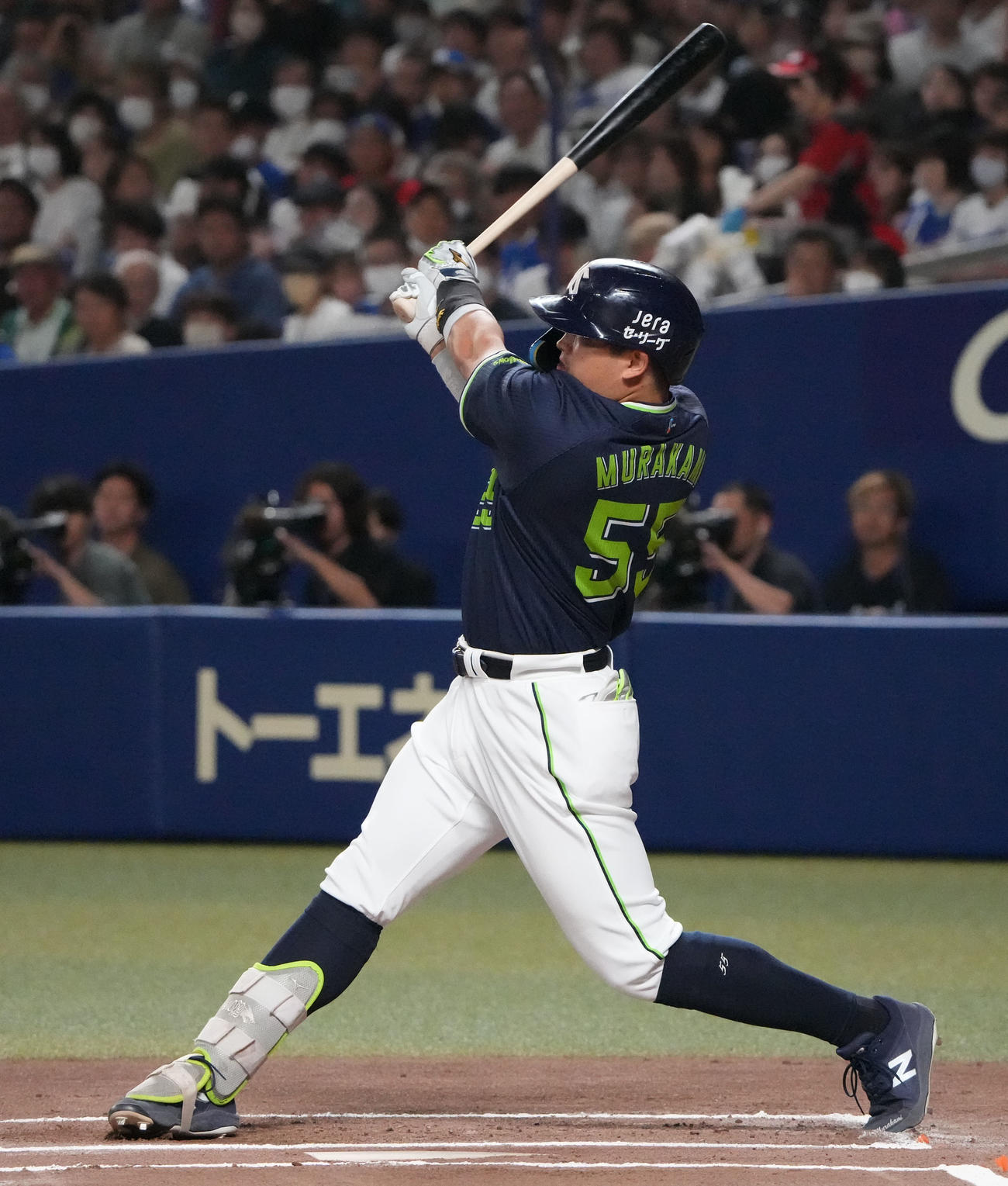 中日対ヤクルト　6回表ヤクルト無死、右越えソロ本塁打を放つ村上（撮影・森本幸一）