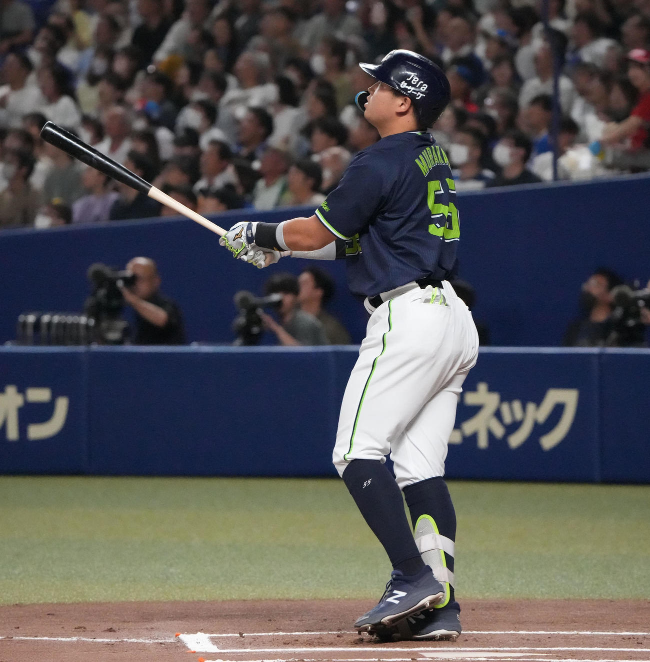 中日対ヤクルト　6回表ヤクルト無死、右越えソロ本塁打を放つ村上（撮影・森本幸一）