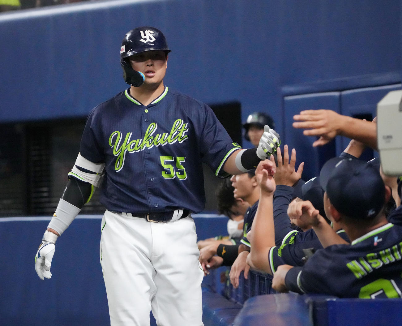 中日対ヤクルト　6回表ヤクルト無死、右越えソロ本塁打を放ちナインとタッチを交わす村上（撮影・森本幸一）