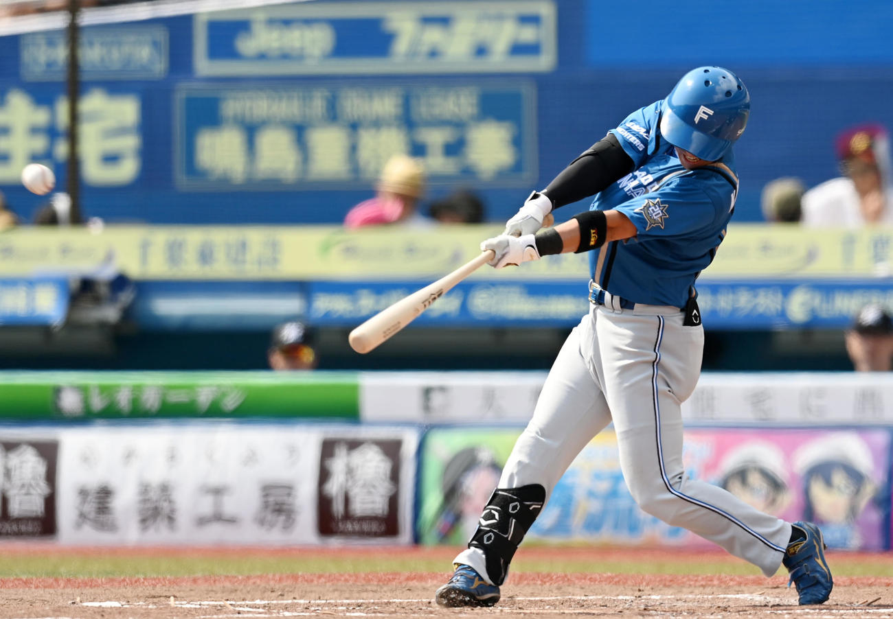 ロッテ対日本ハム　4回表日本ハム1死二塁、中越え適時二塁打を放つ上川畑（撮影・横山健太）