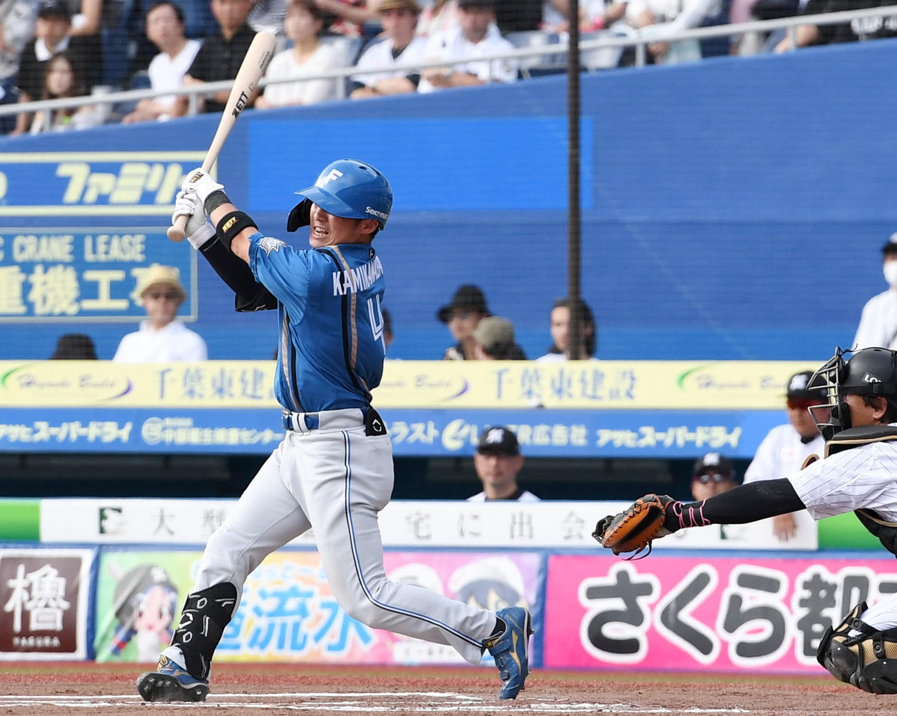 ロッテ対日本ハム　6回表日本ハム1死一、三塁、中前適時打を放つ上川畑（撮影・横山健太）