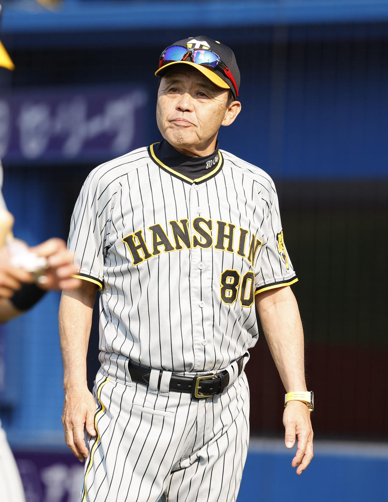 DeNA対阪神　6回、交代告げる阪神岡田監督（撮影・藤尾明華）