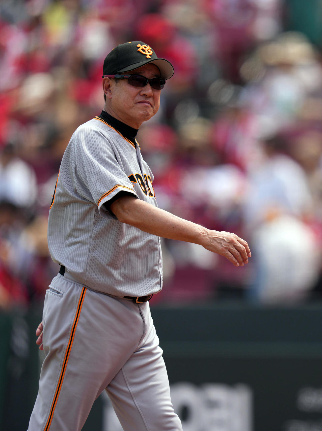広島対巨人　4回表を終え、中田翔の交代を告げ、ベンチに戻る原監督（撮影・狩俣裕三）